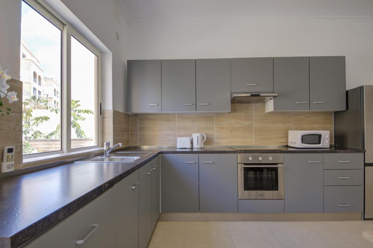 St Julian's Unique 3-bedroom Sleeps 9-10 Apartment
