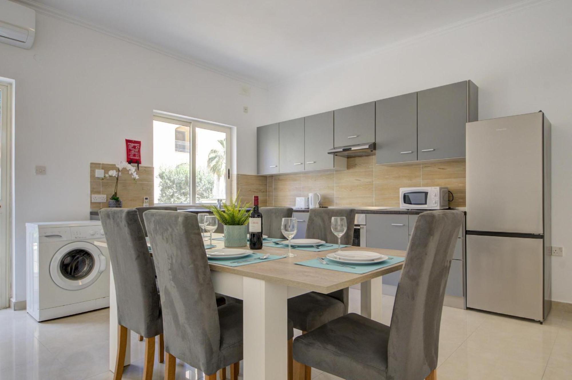 Apartment St Julian's Unique 3-bedroom Sleeps 9-10