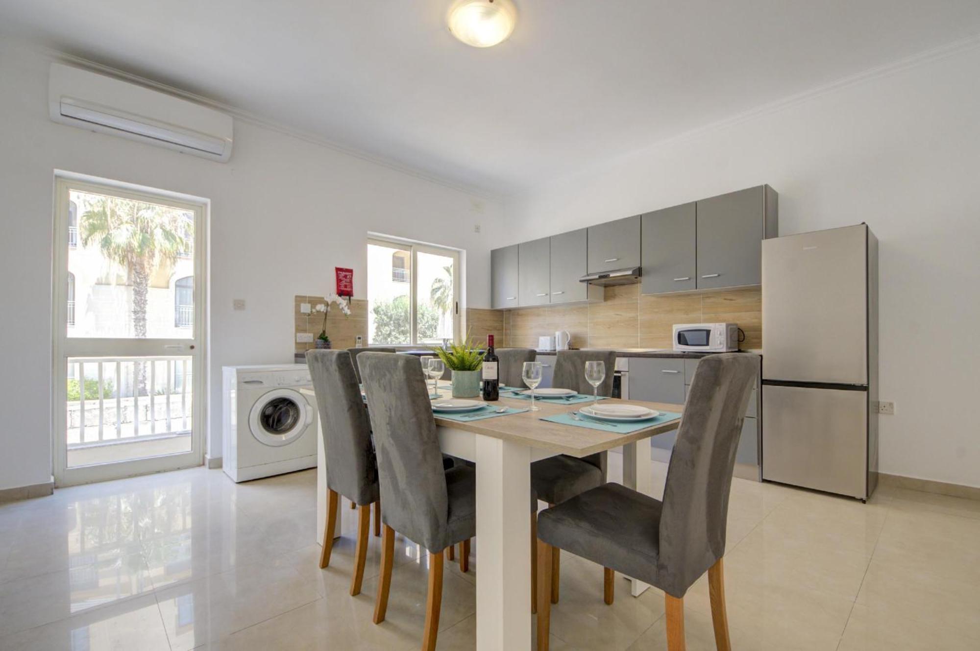 St Julian's Unique 3-bedroom Sleeps 9-10 Apartment