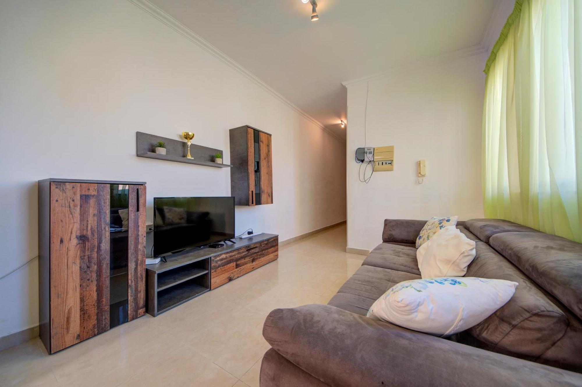 St Julian's Unique 3-bedroom Sleeps 9-10 Saint Julian's