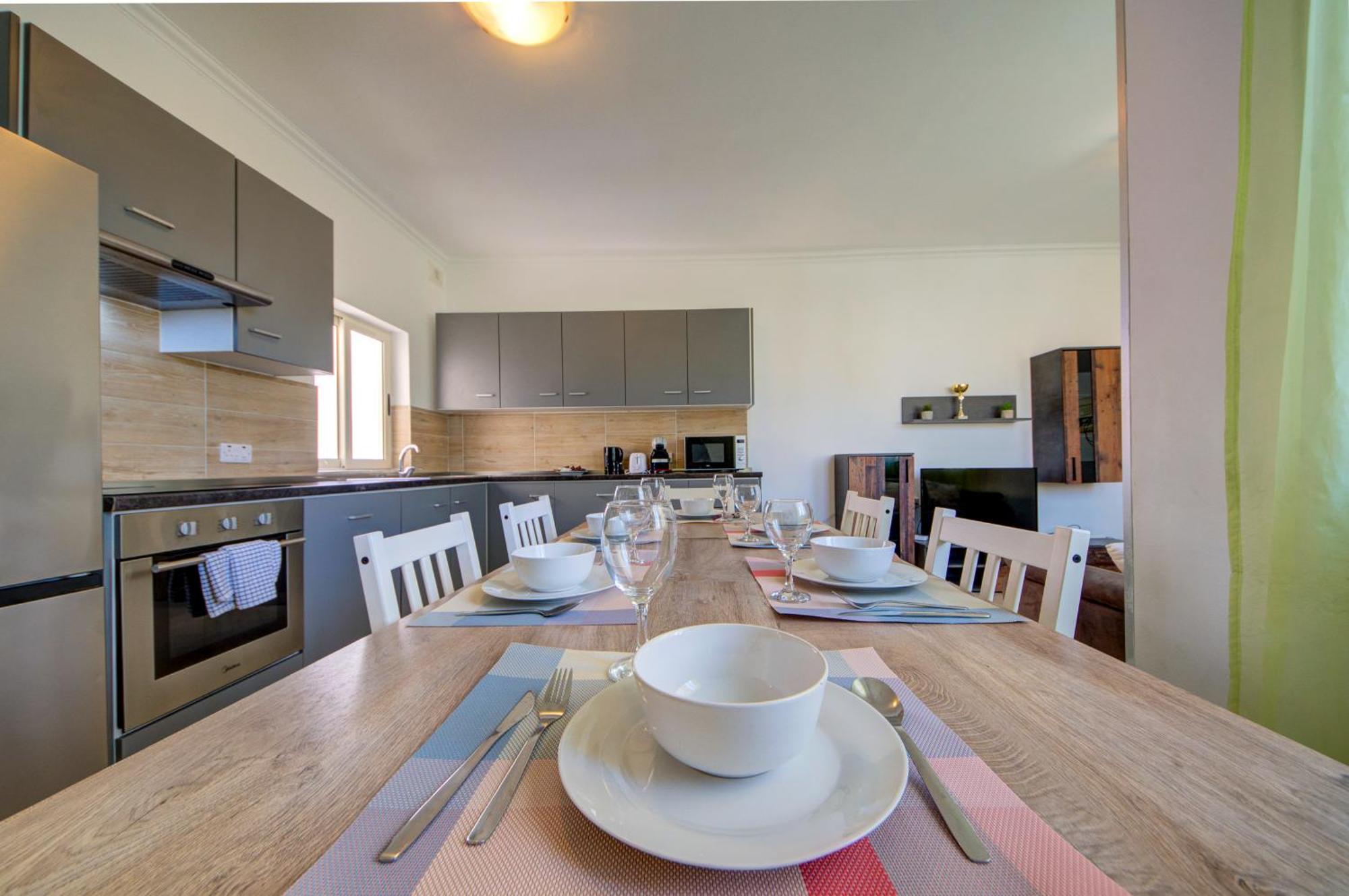 St Julian's Unique 3-bedroom Sleeps 9-10 *