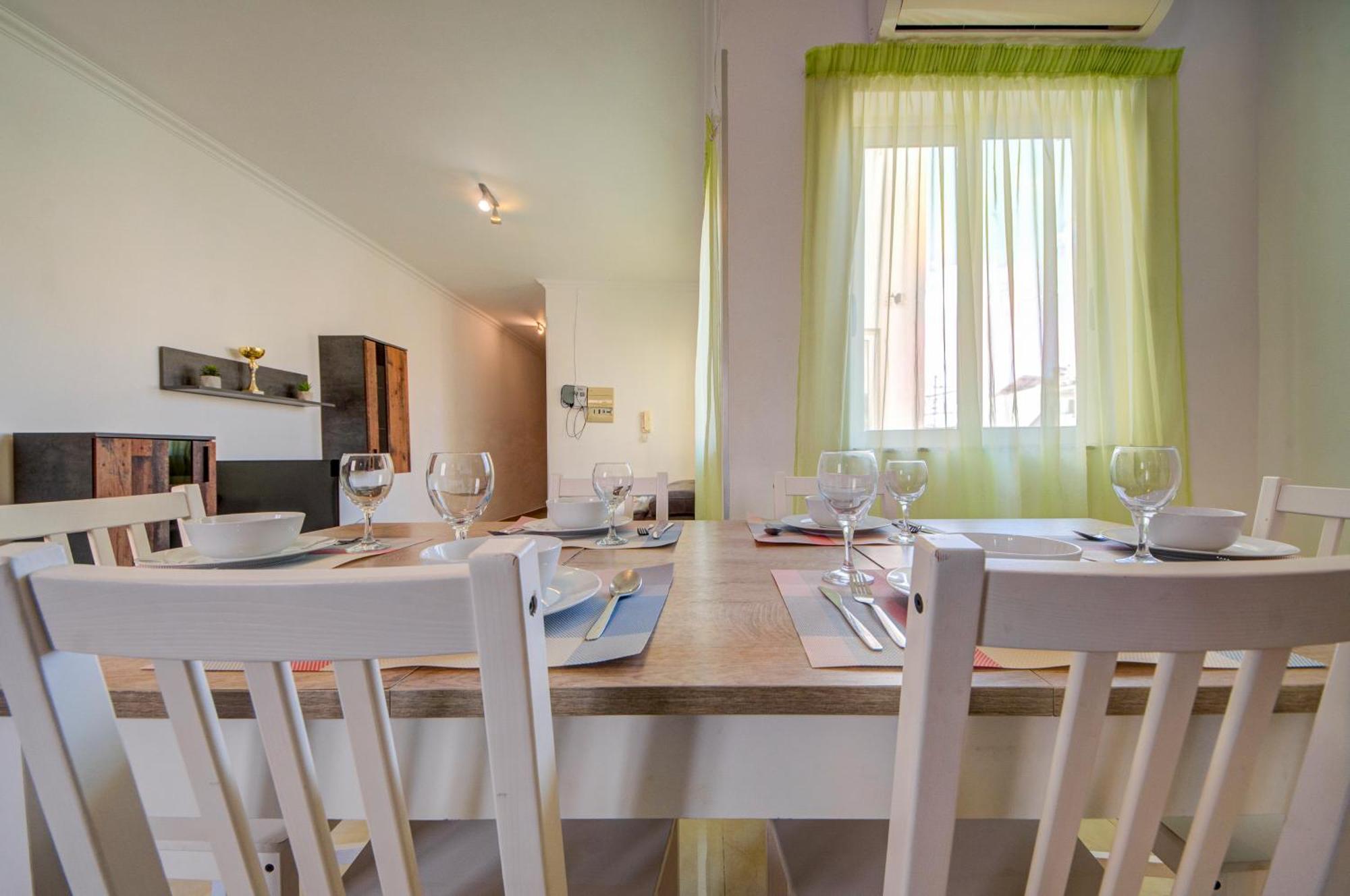St Julian's Unique 3-bedroom Sleeps 9-10 Apartment *