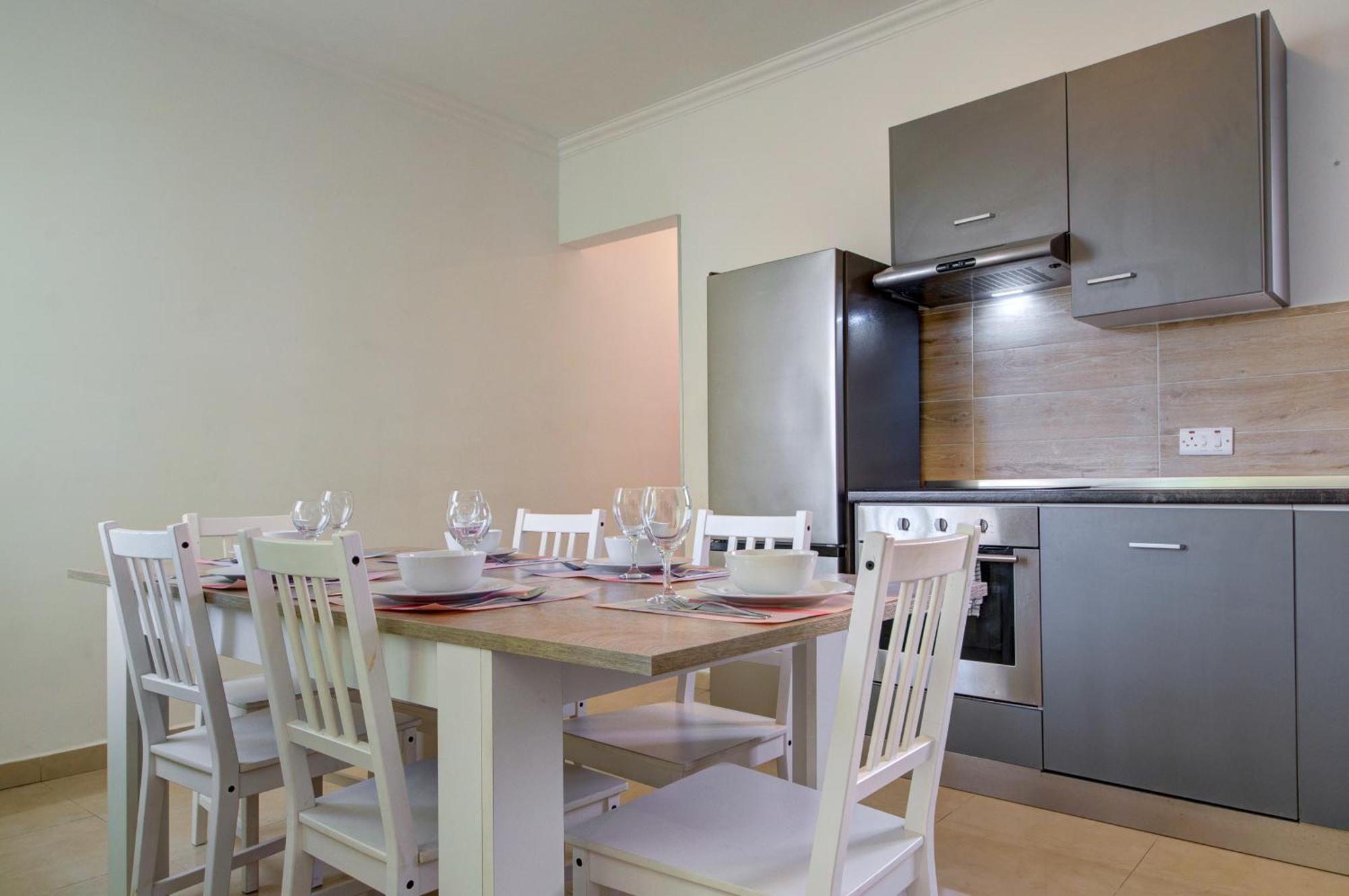 St Julian's Unique 3-bedroom Sleeps 9-10 Saint Julian's