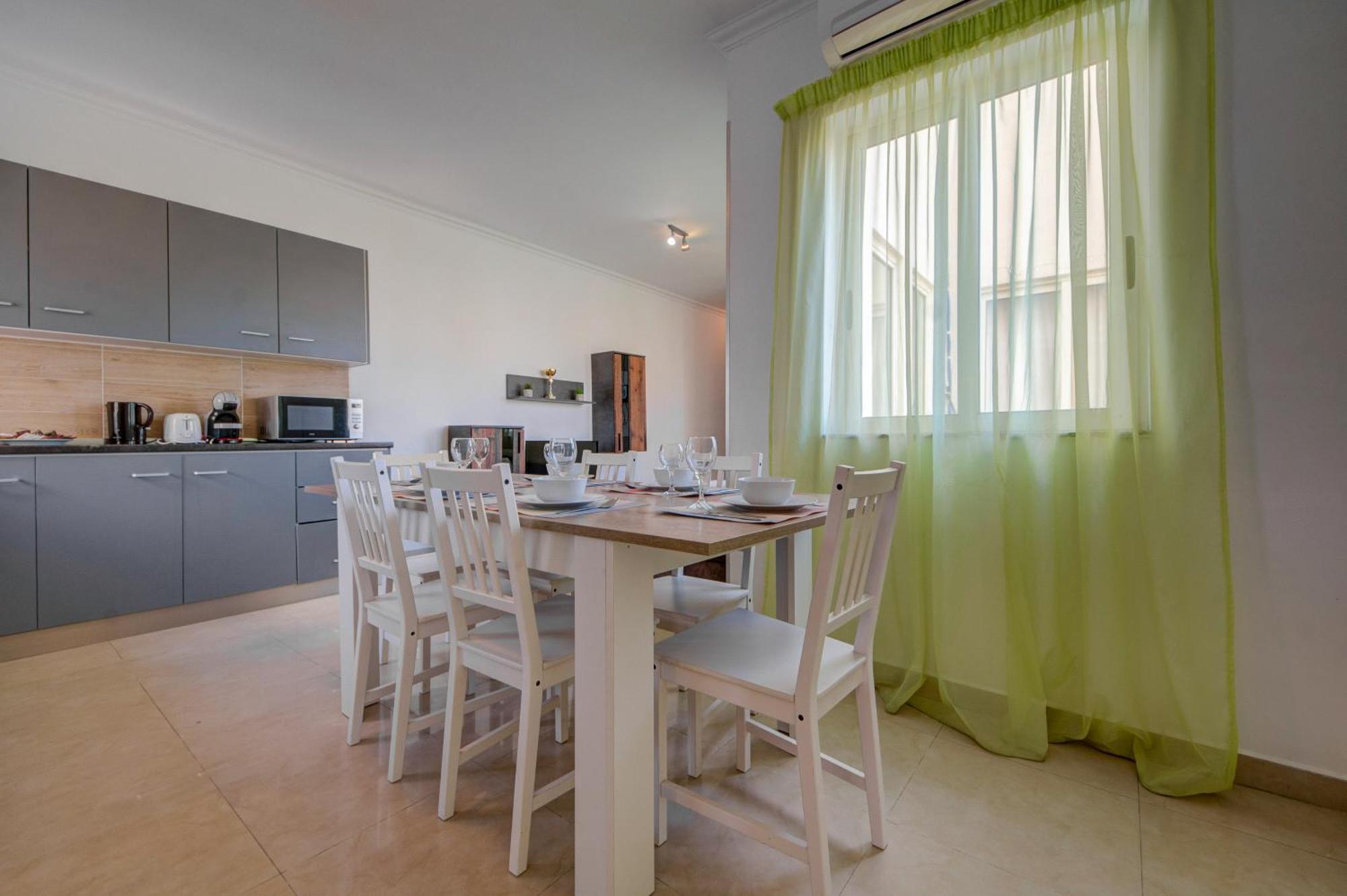 St Julian's Unique 3-bedroom Sleeps 9-10 Saint Julian's