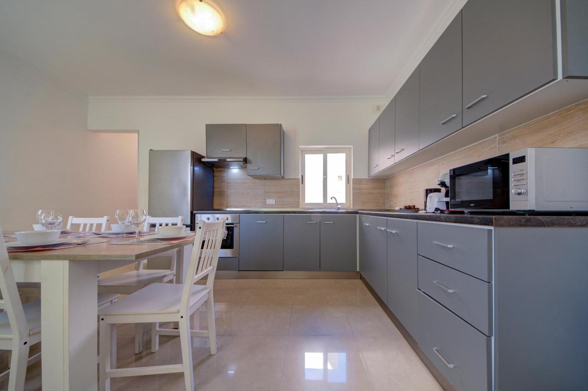 Apartment St Julian's Unique 3-bedroom Sleeps 9-10