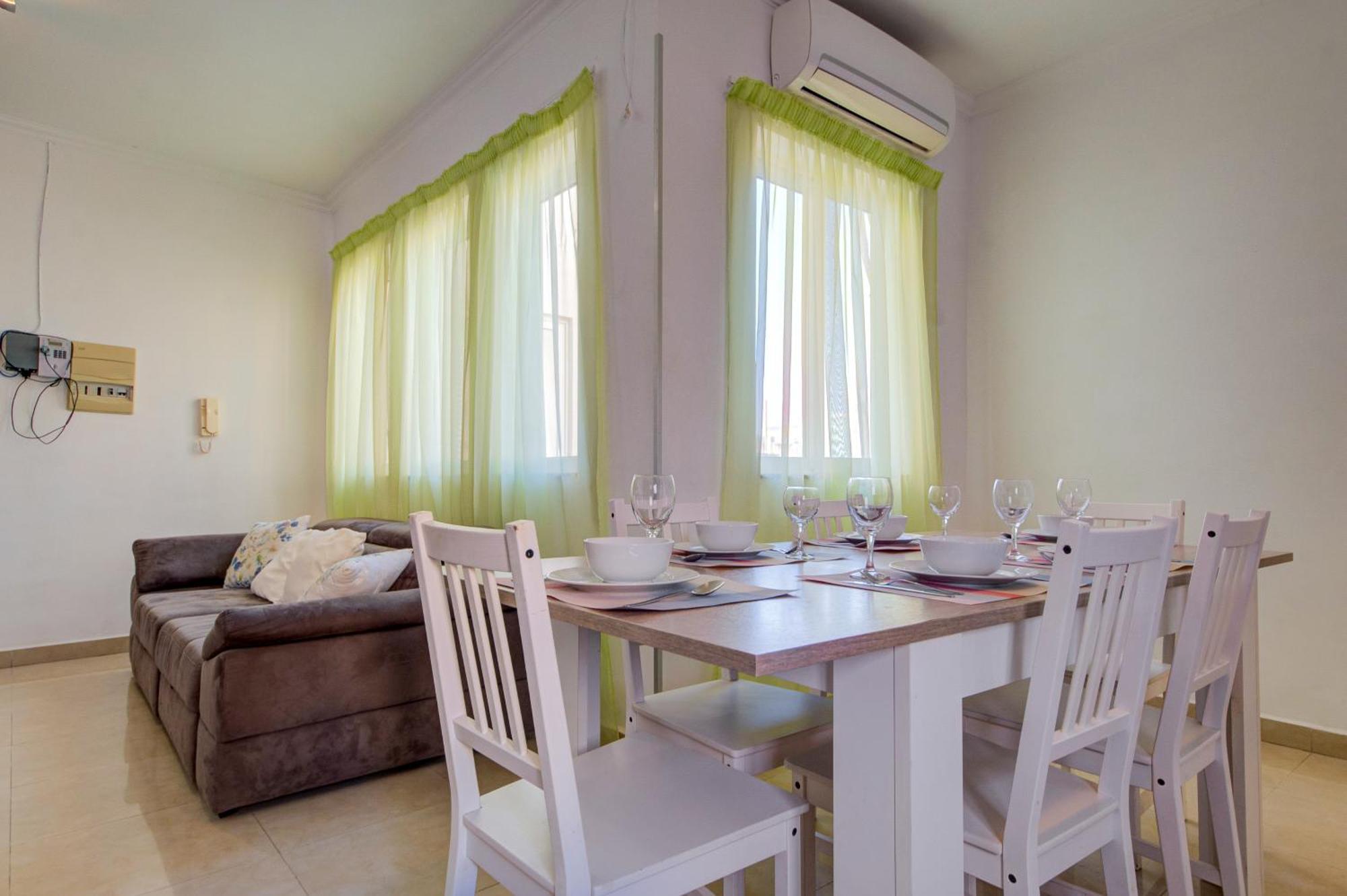 Apartment St Julian's Unique 3-bedroom Sleeps 9-10 Saint Julian's