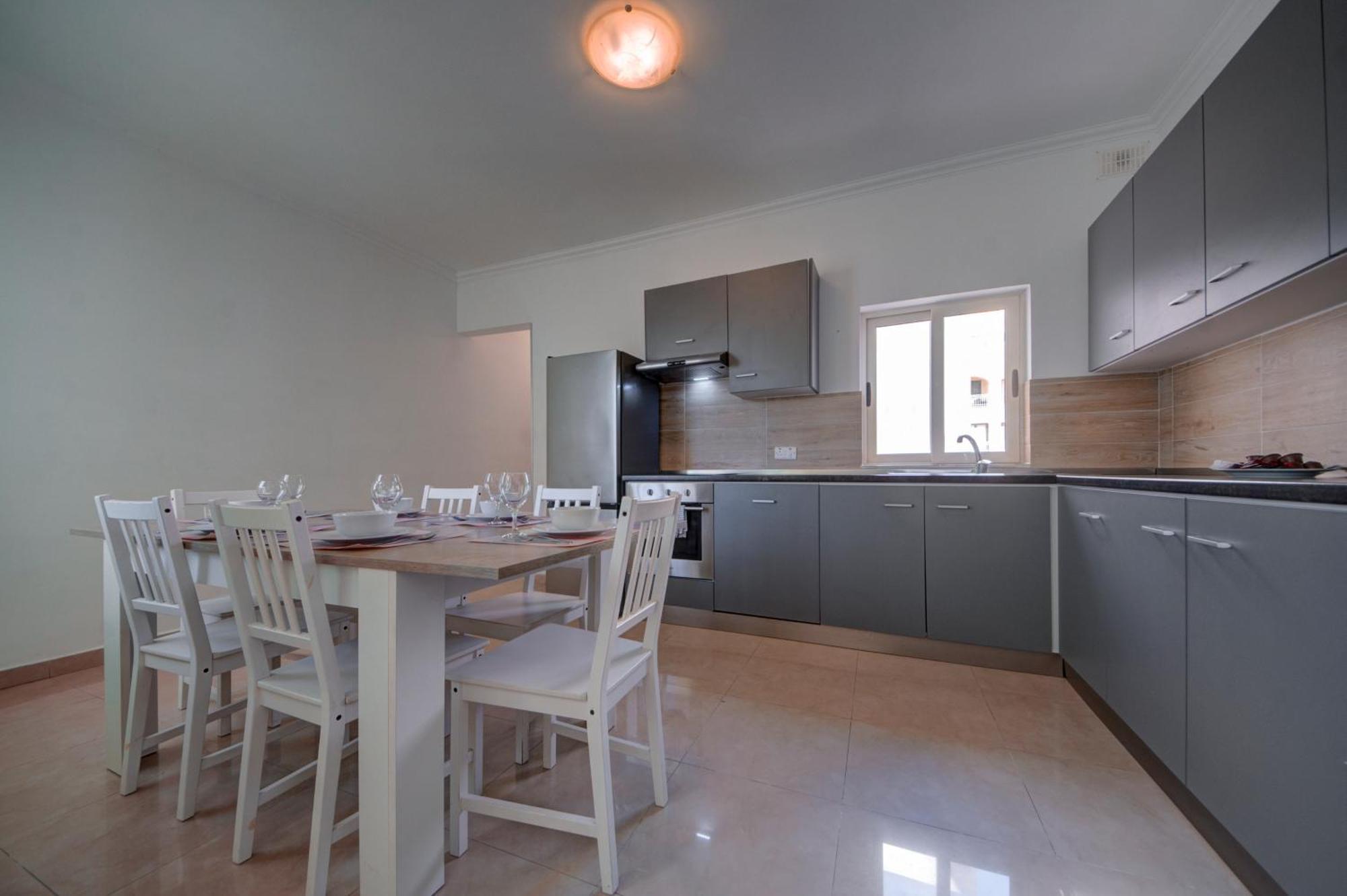 St Julian's Unique 3-bedroom Sleeps 9-10 Apartment Saint Julian's