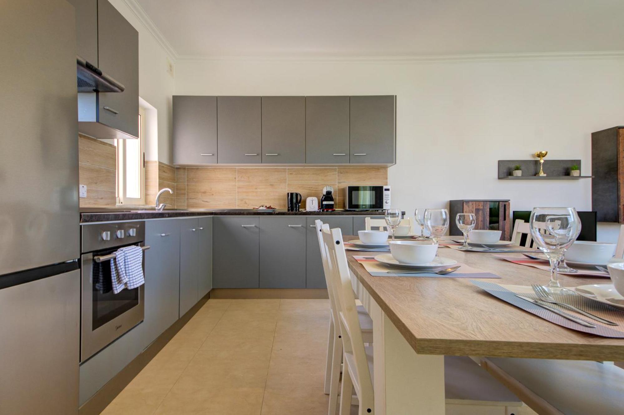Apartment St Julian's Unique 3-bedroom Sleeps 9-10 *