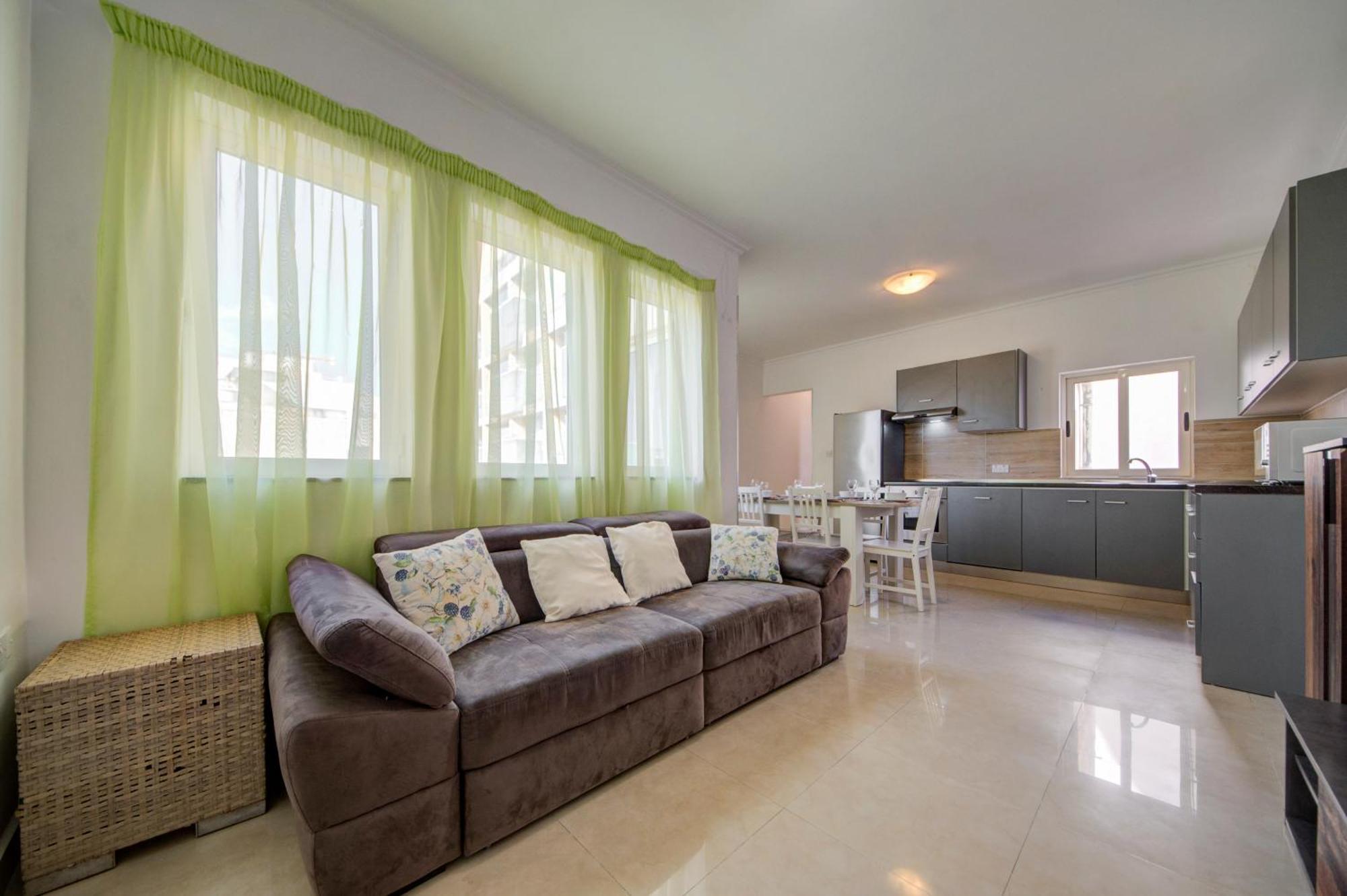 St Julian's Unique 3-bedroom Sleeps 9-10