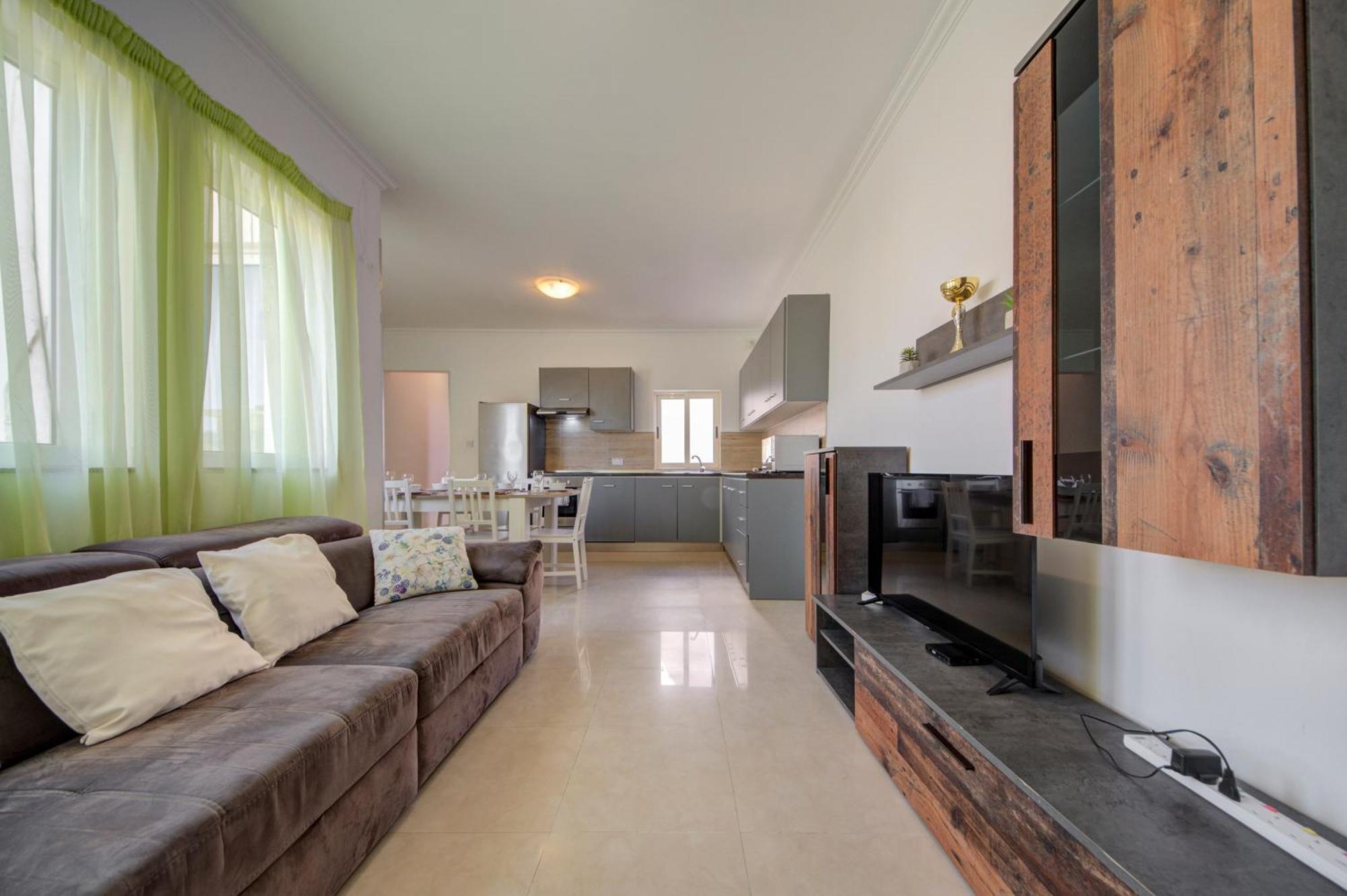 Apartment St Julian's Unique 3-bedroom Sleeps 9-10
