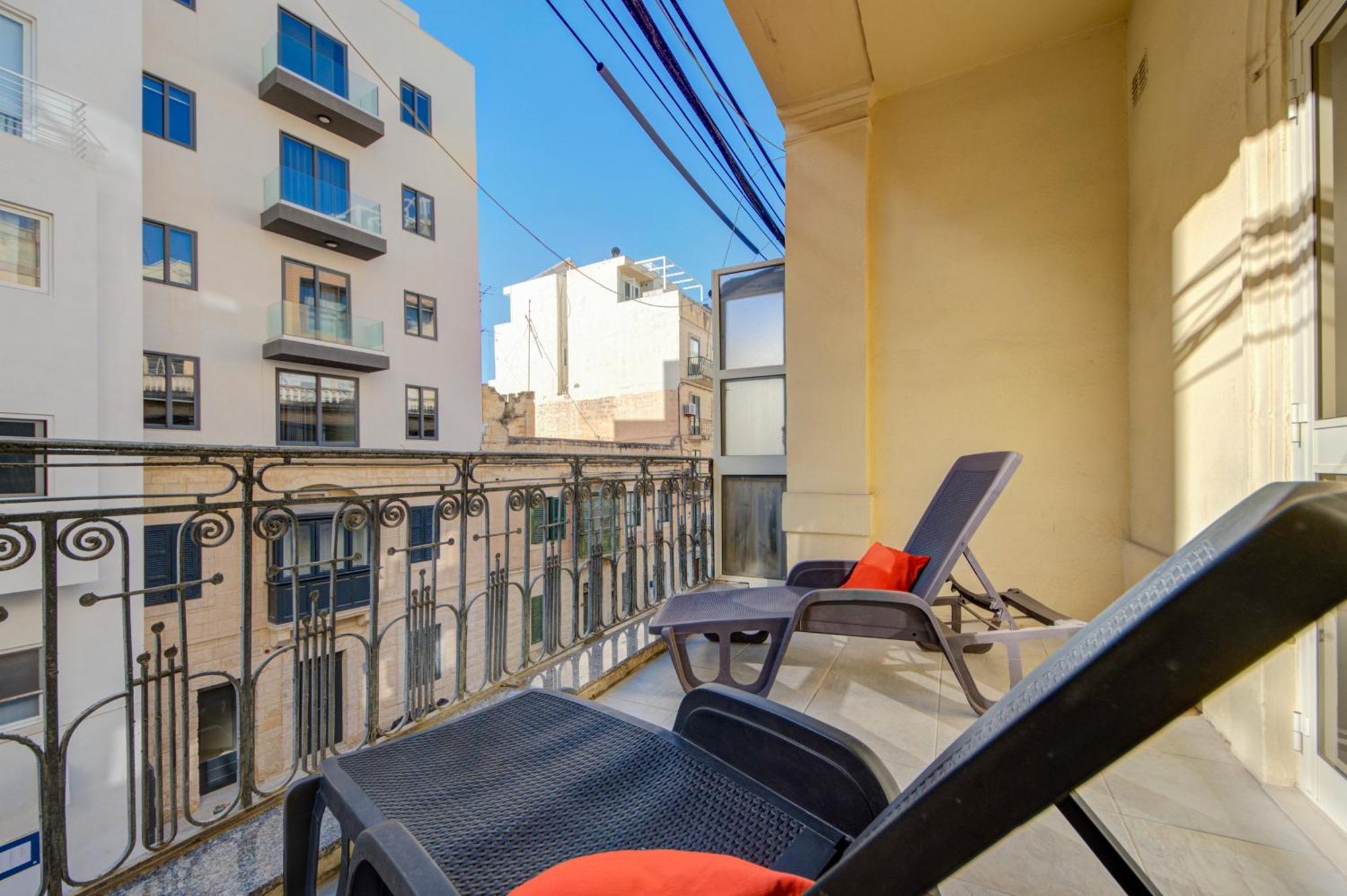 Apartment St Julian's Unique 3-bedroom Sleeps 9-10 *