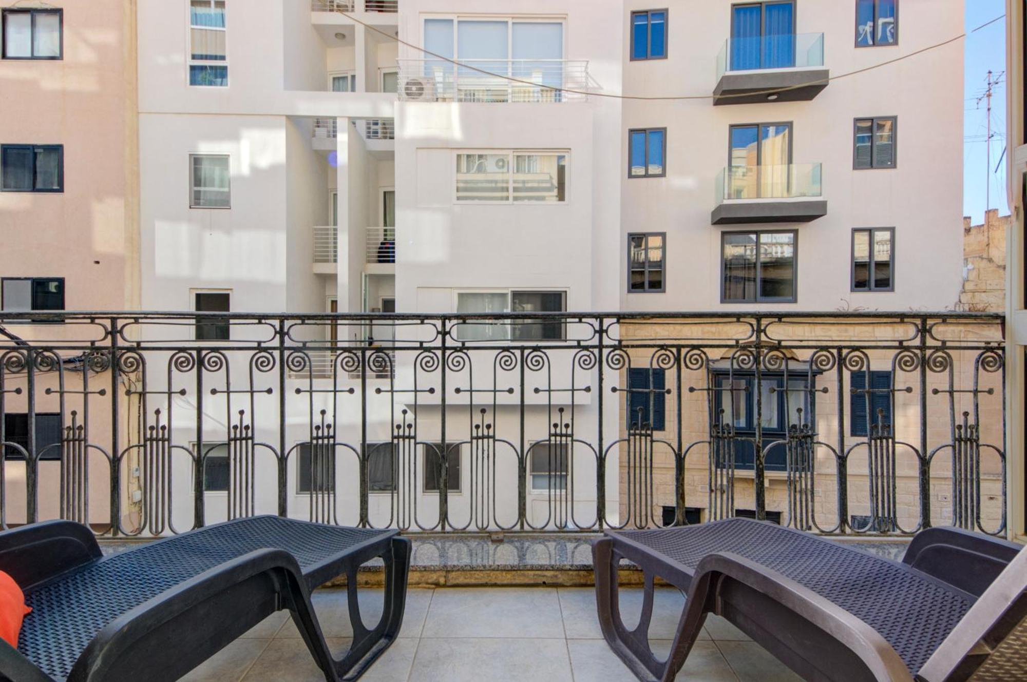 St Julian's Unique 3-bedroom Sleeps 9-10 Apartment *