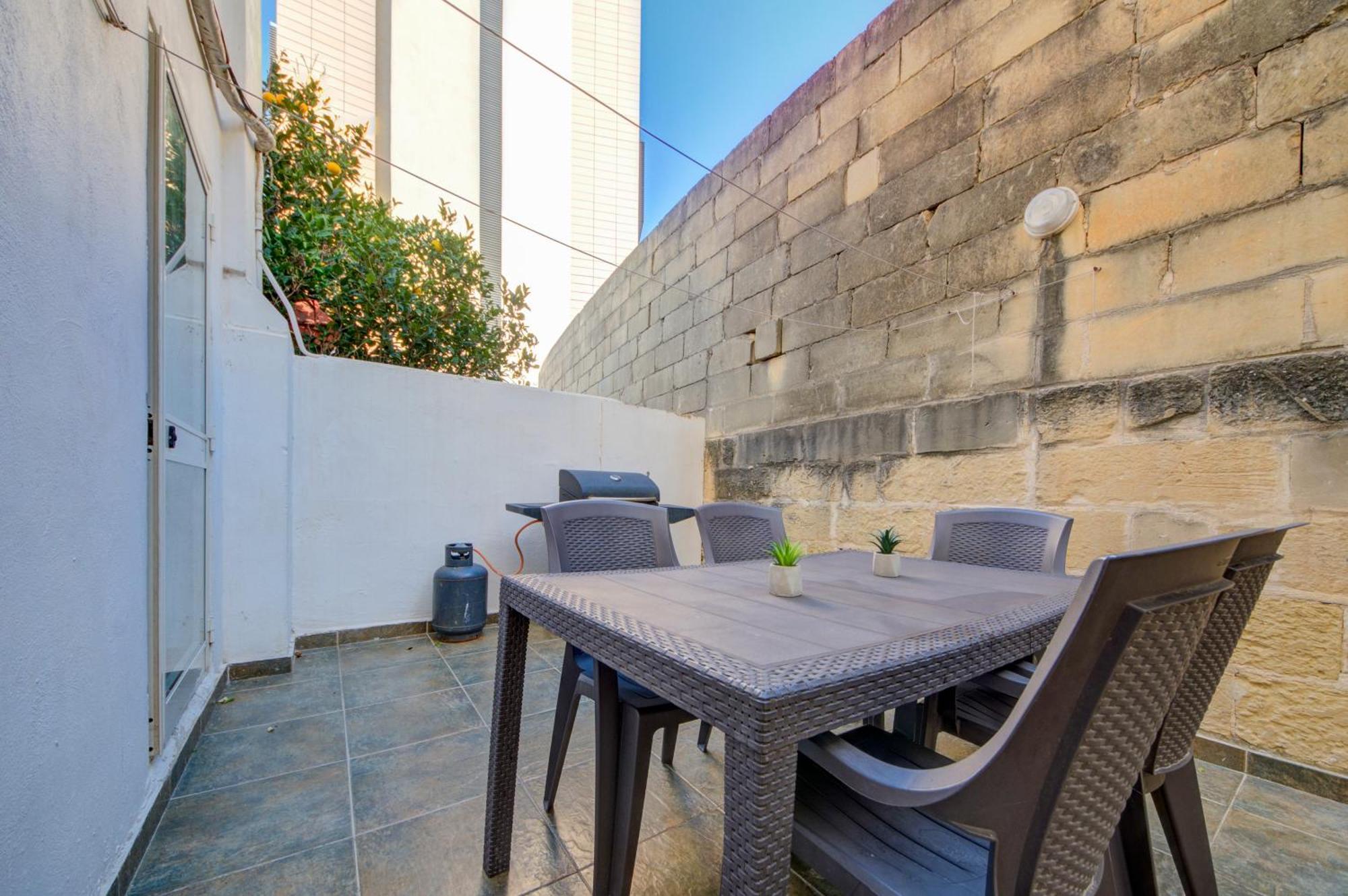Apartment St Julian's Unique 3-bedroom Sleeps 9-10