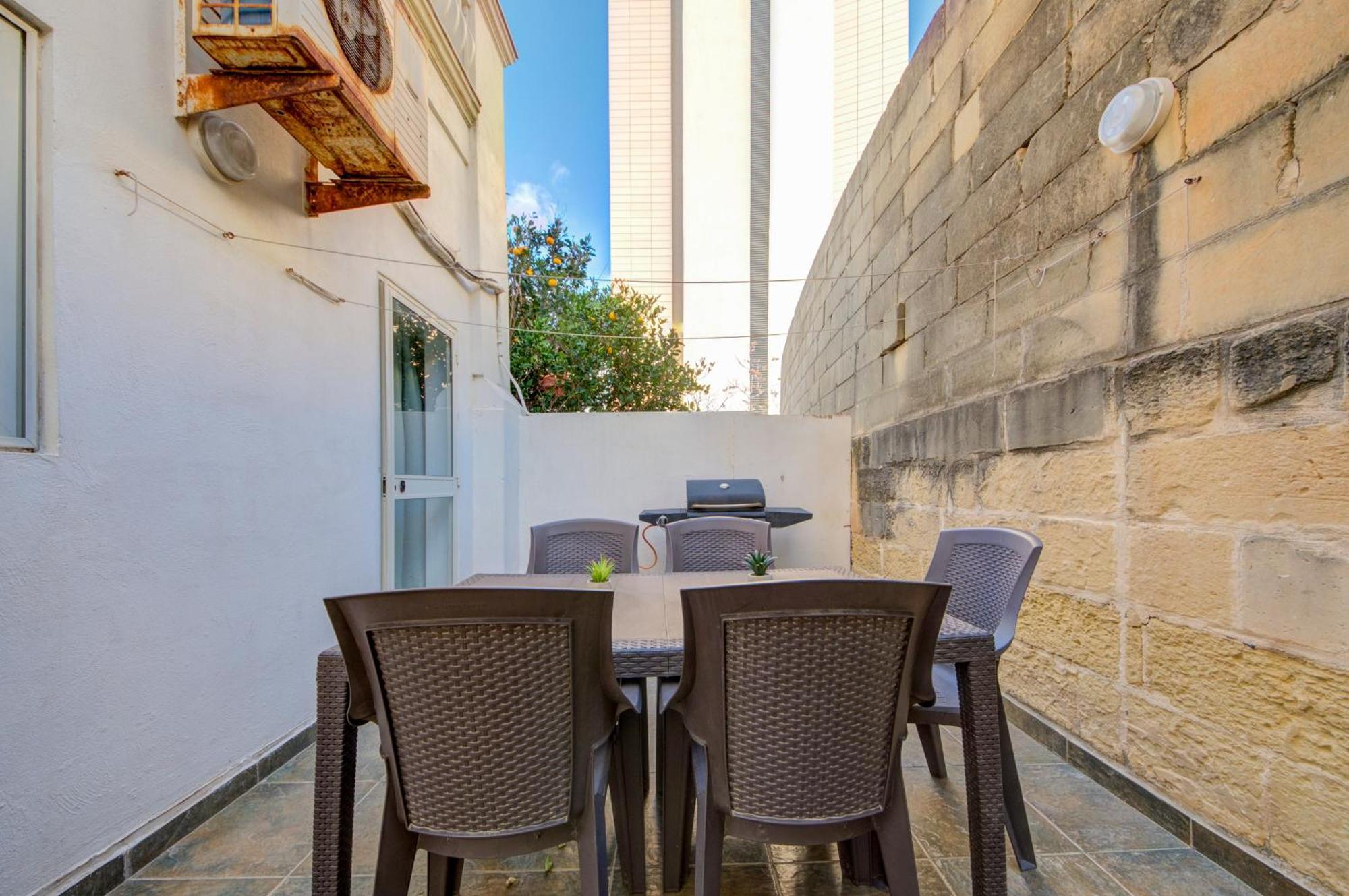 Apartment St Julian's Unique 3-bedroom Sleeps 9-10