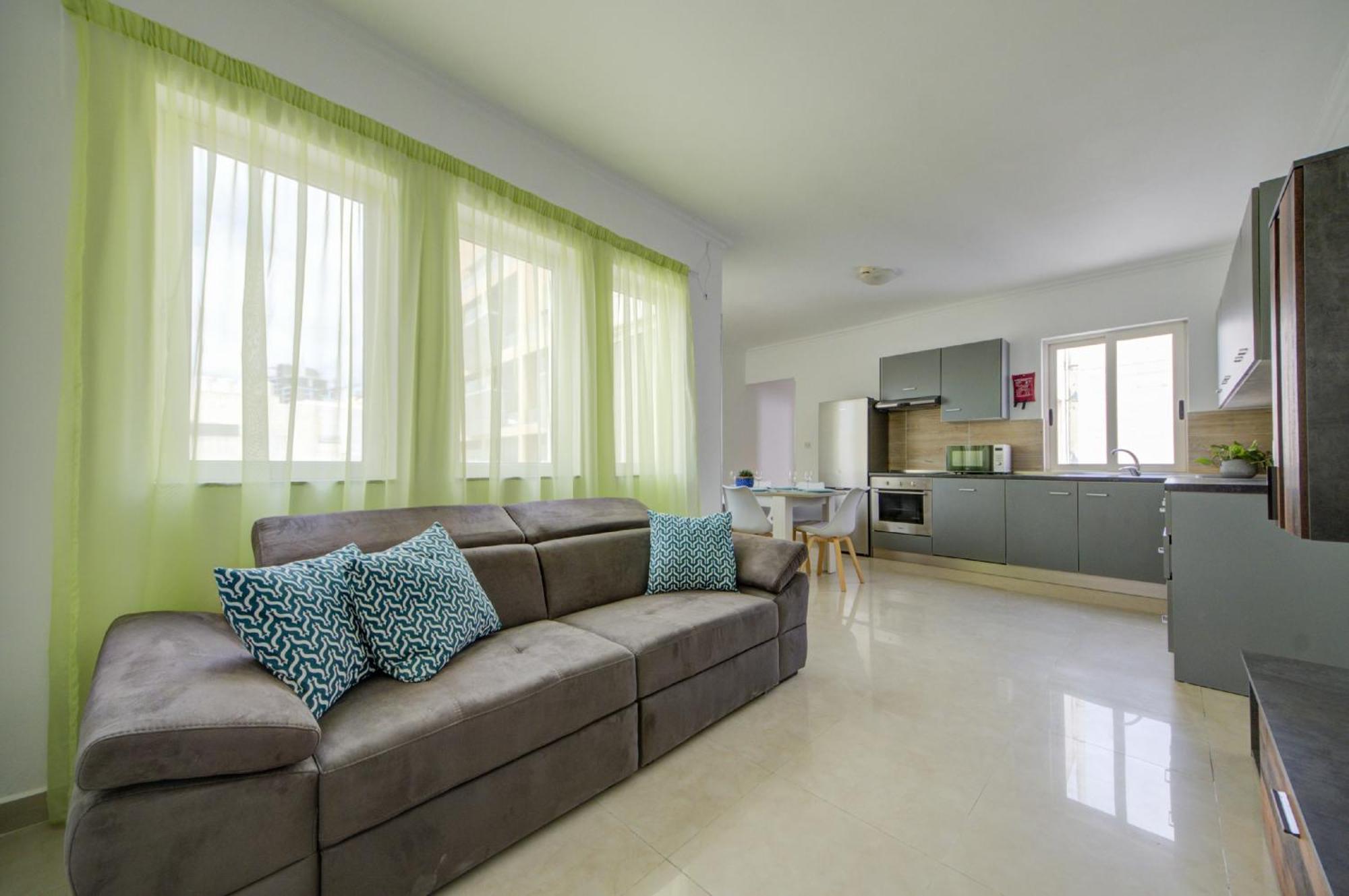 St Julian's Unique 3-bedroom Sleeps 9-10 Apartment Saint Julian's