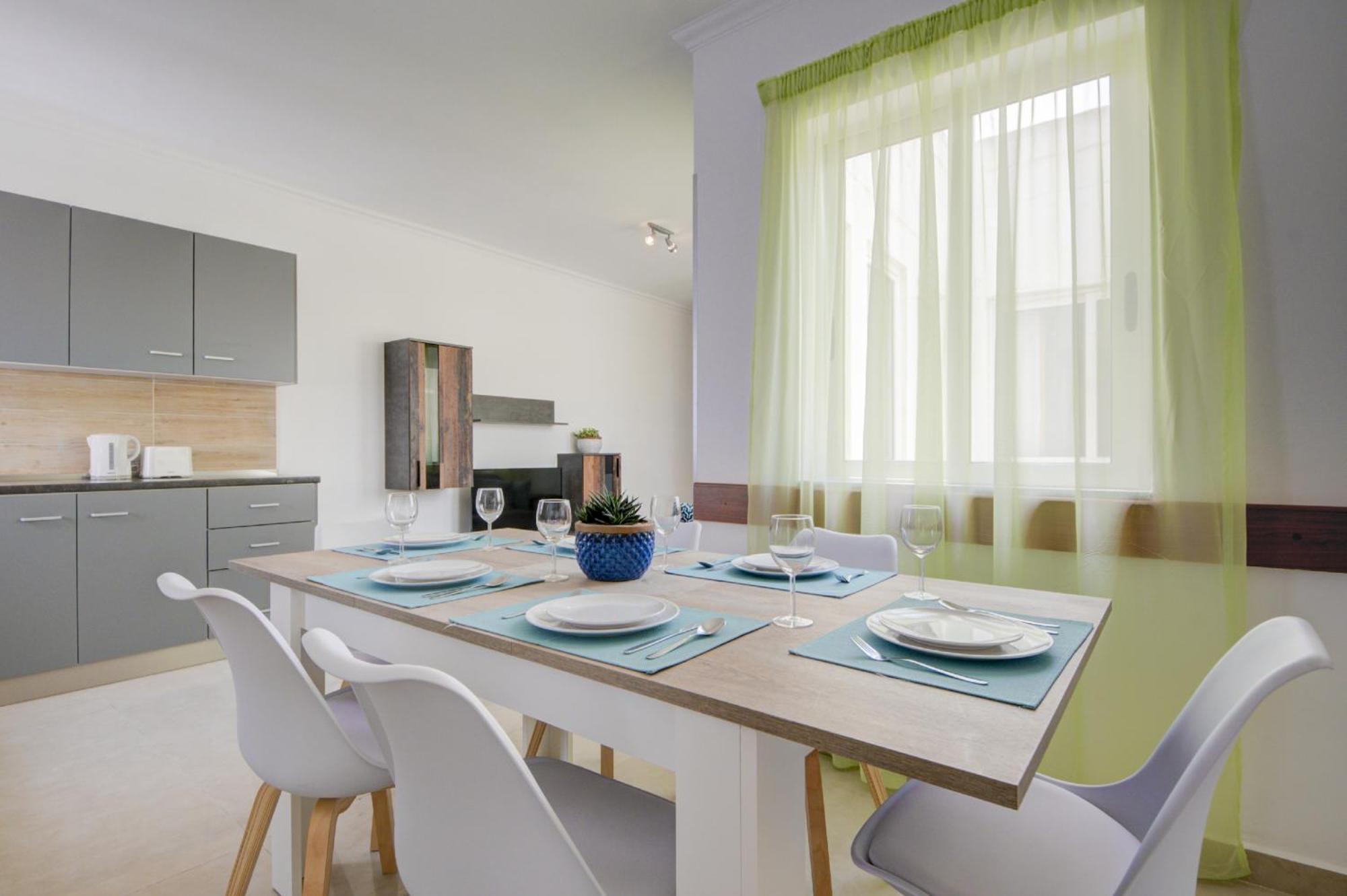 St Julian's Unique 3-bedroom Sleeps 9-10