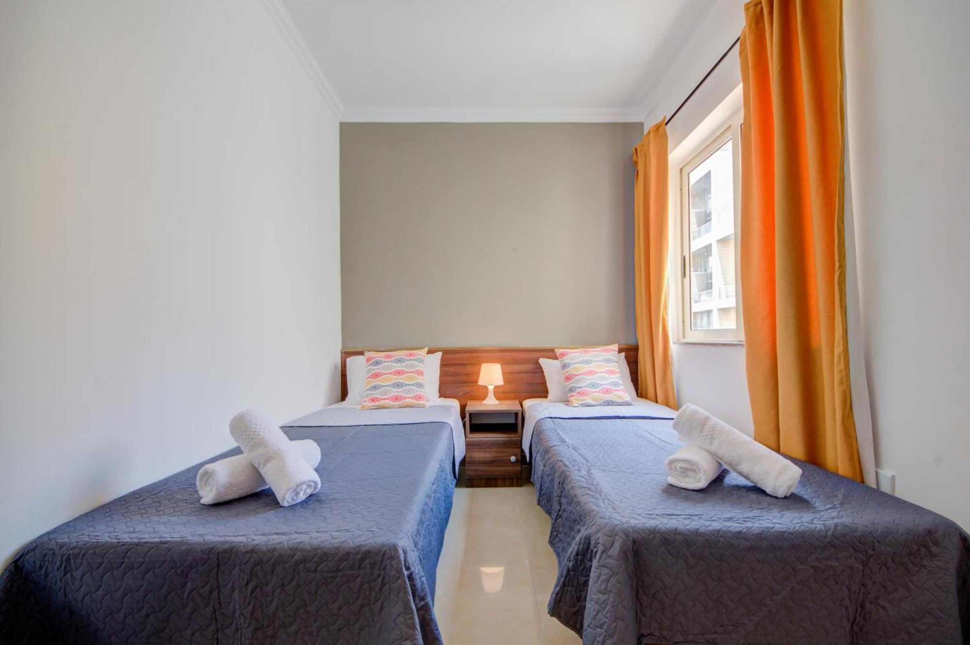 St Julian's Unique 3-bedroom Sleeps 9-10 Apartment *