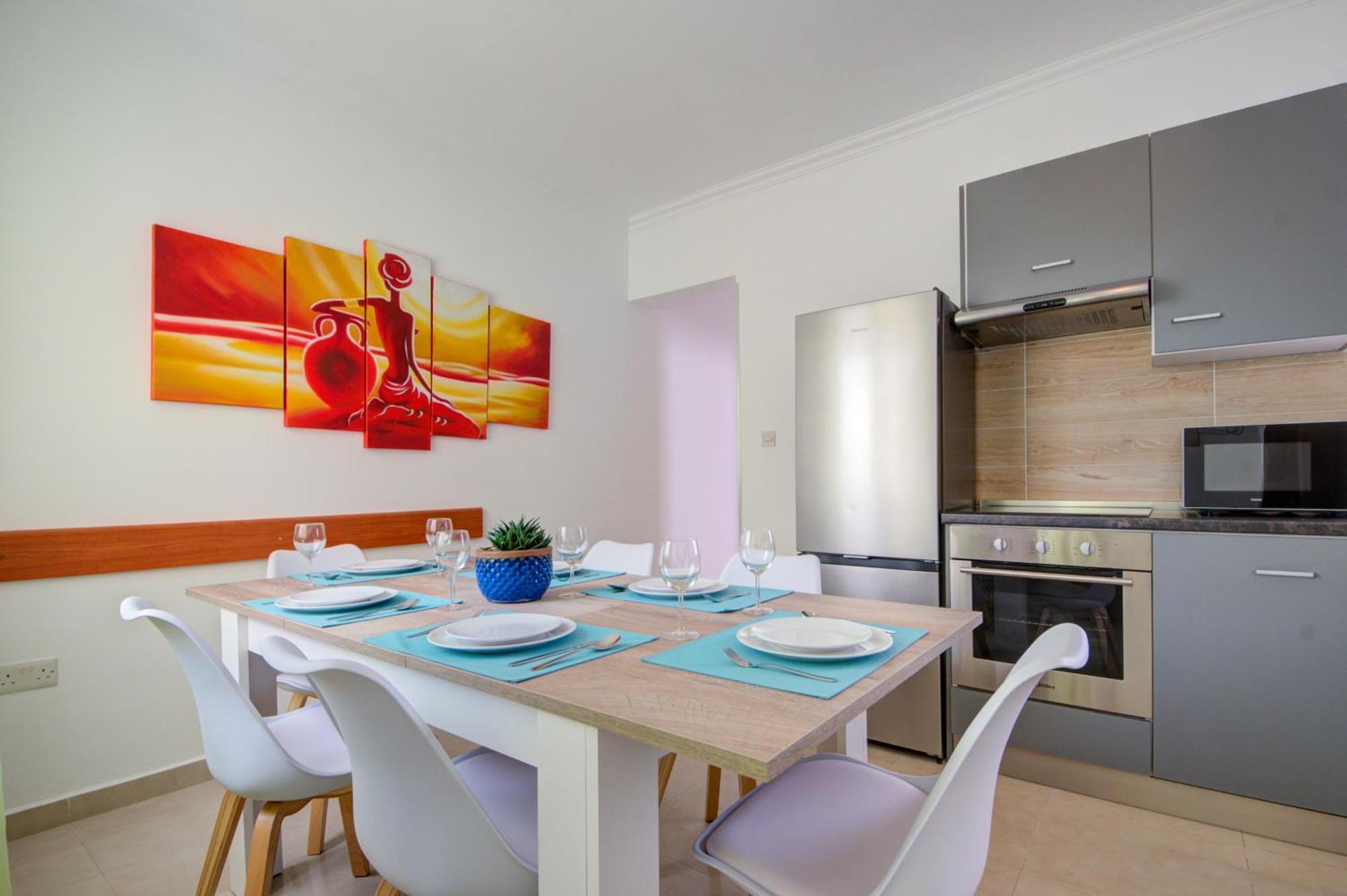 St Julian's Unique 3-bedroom Sleeps 9-10 Saint Julian's