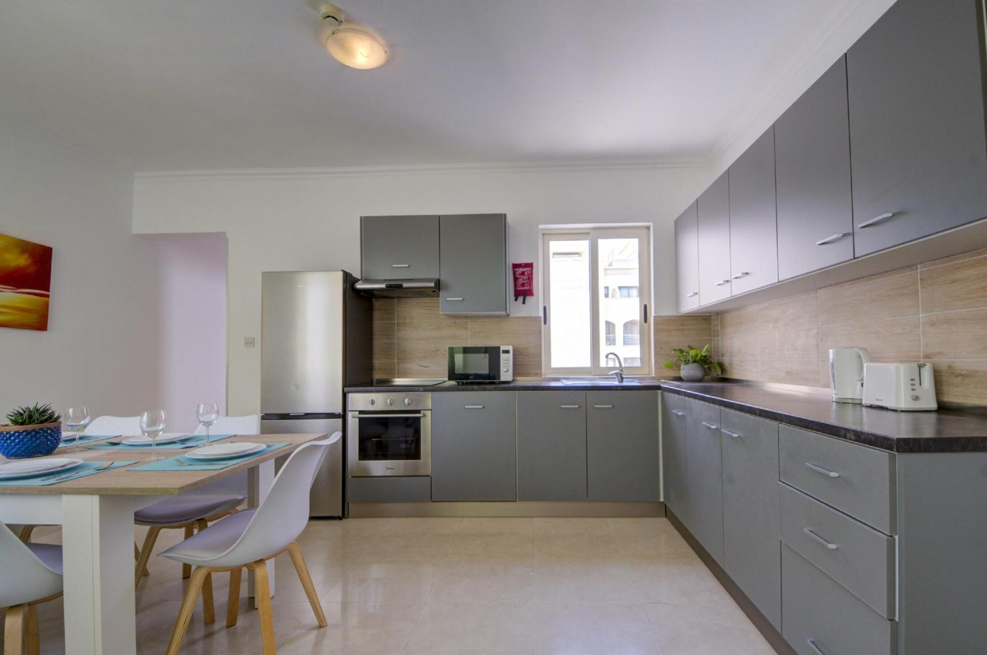 St Julian's Unique 3-bedroom Sleeps 9-10 Apartment