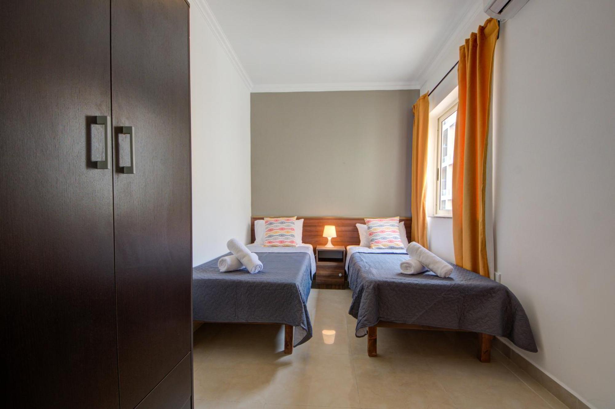 St Julian's Unique 3-bedroom Sleeps 9-10 Apartment *