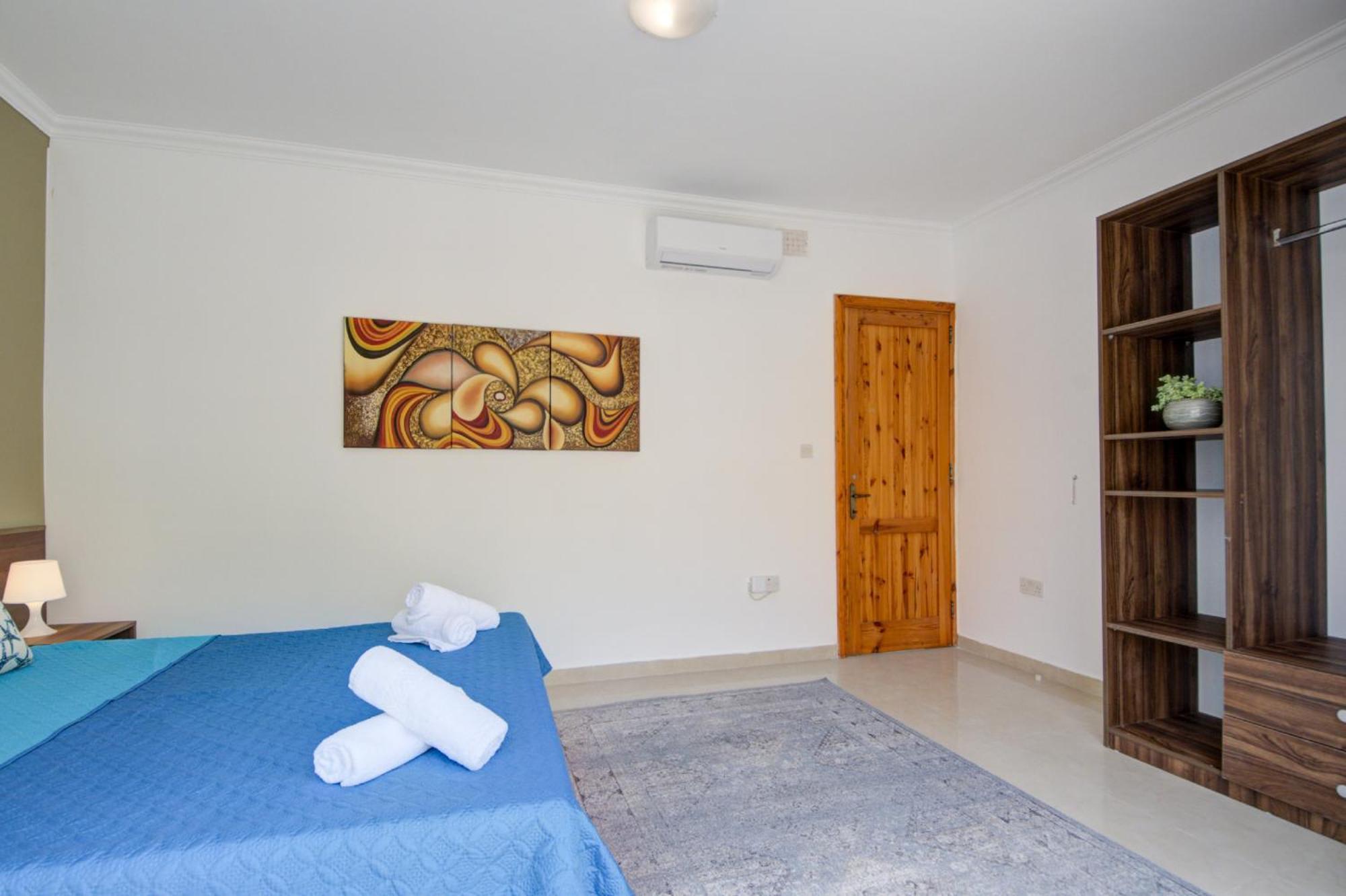 St Julian's Unique 3-bedroom Sleeps 9-10 Saint Julian's