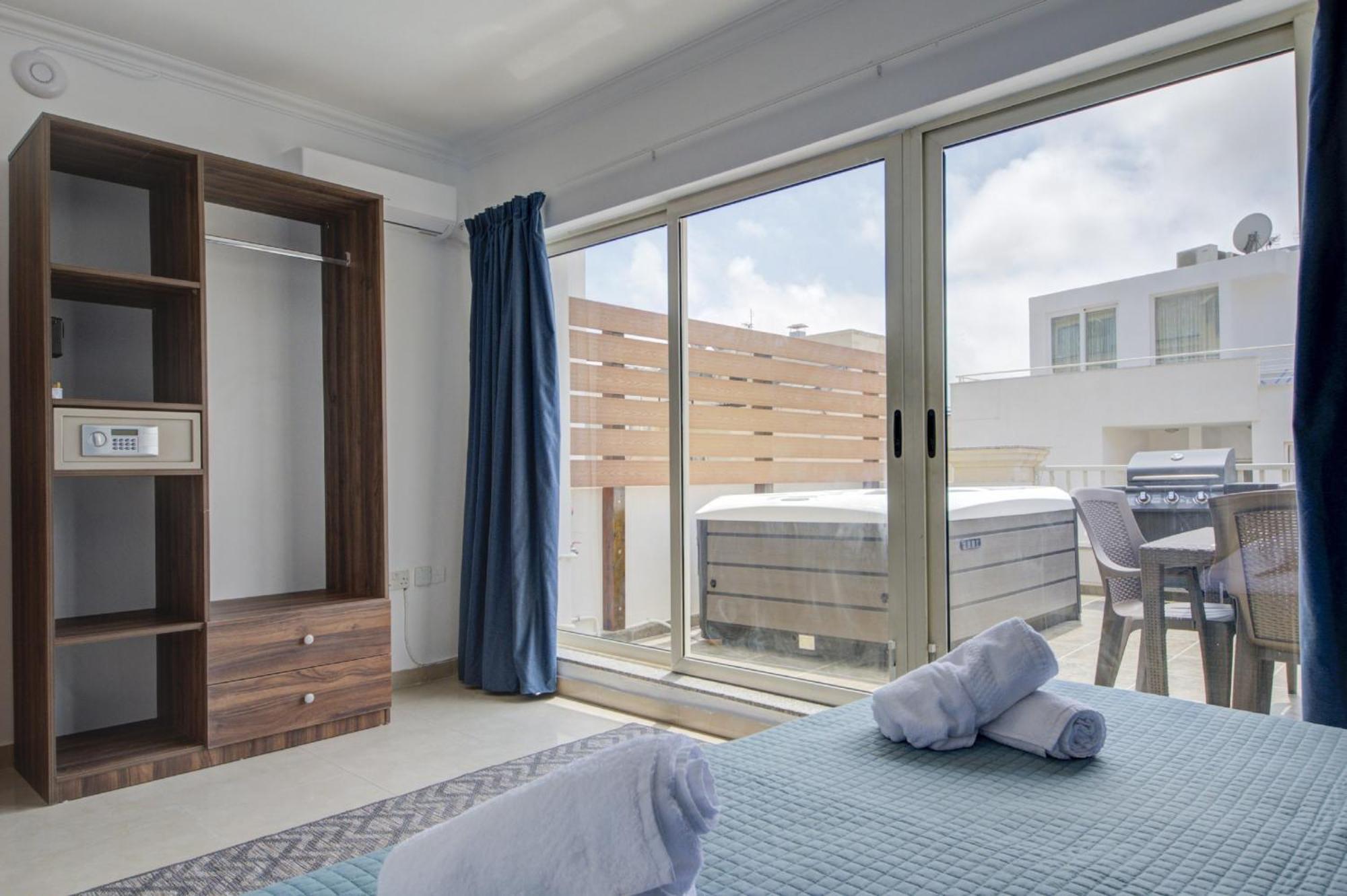 St Julian's Unique 3-bedroom Sleeps 9-10 Apartment *
