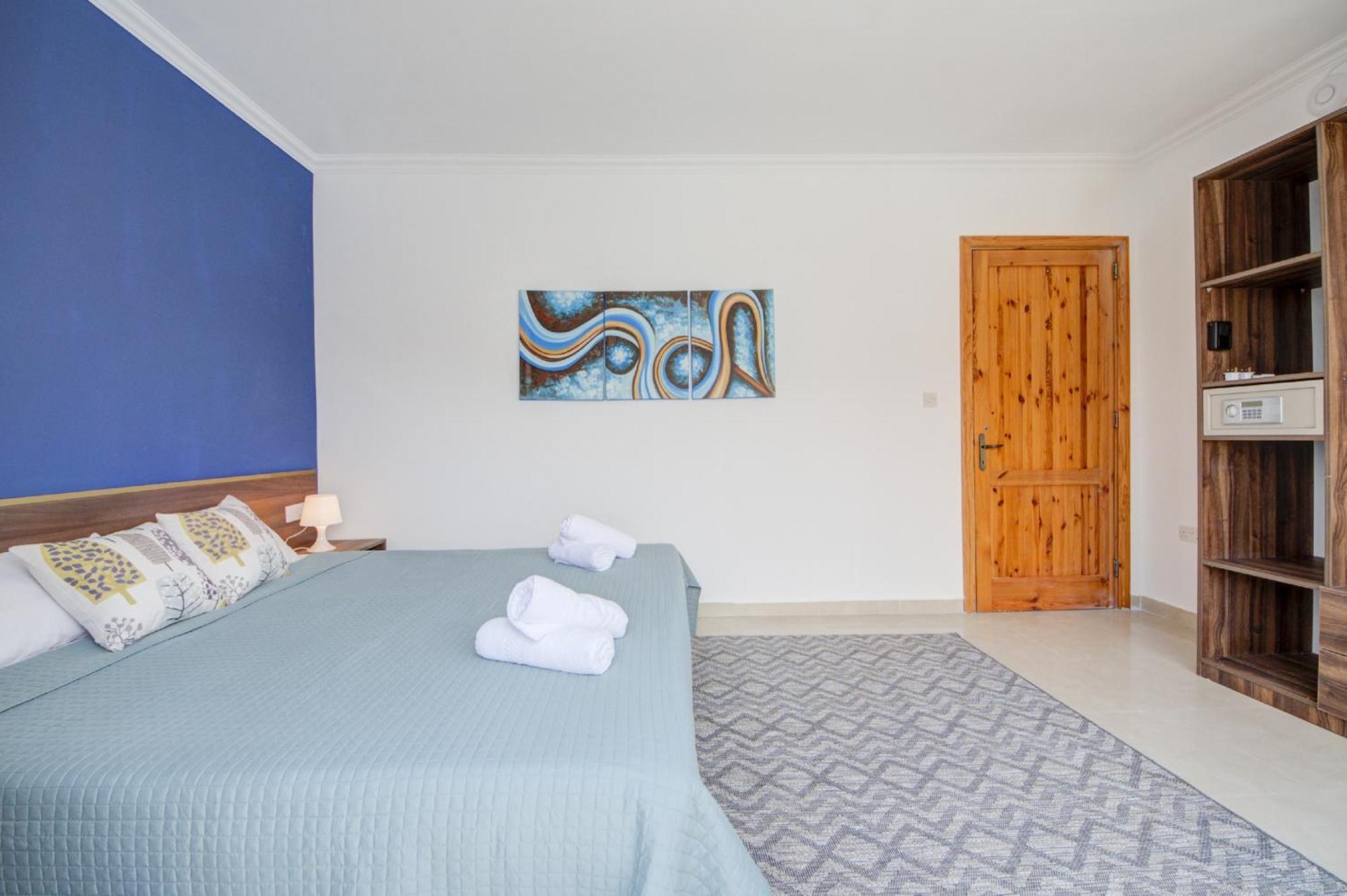 Apartment St Julian's Unique 3-bedroom Sleeps 9-10 *