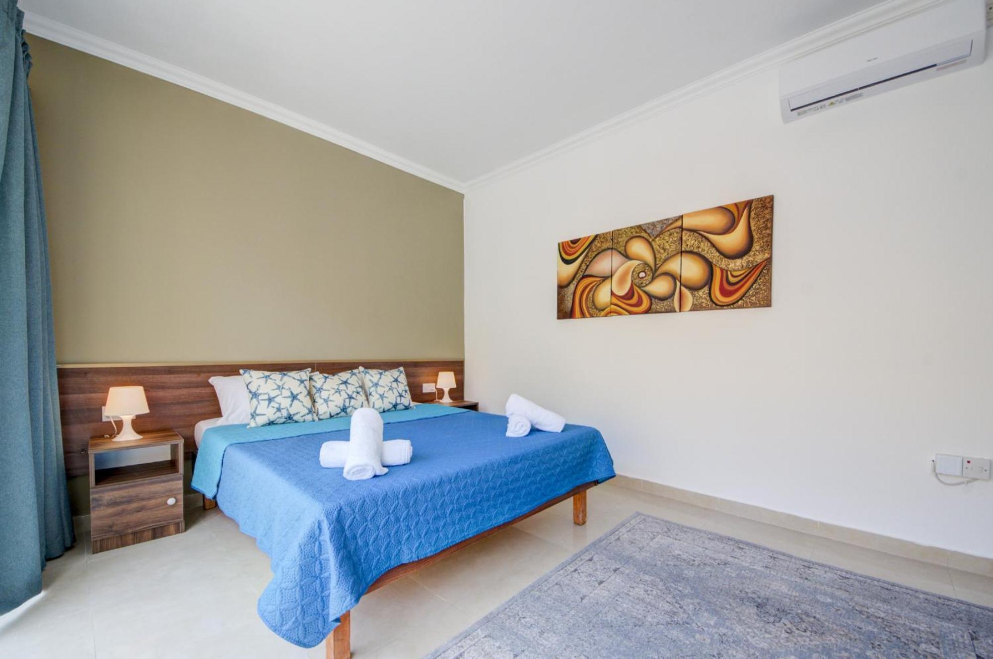 St Julian's Unique 3-bedroom Sleeps 9-10 Apartment