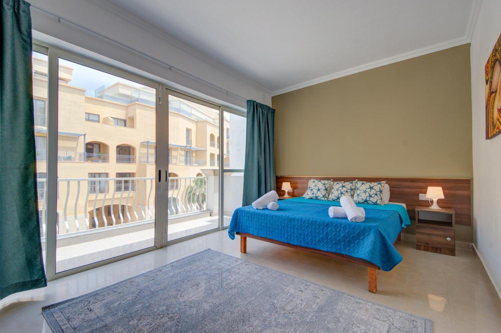 St Julian's Unique 3-bedroom Sleeps 9-10 *