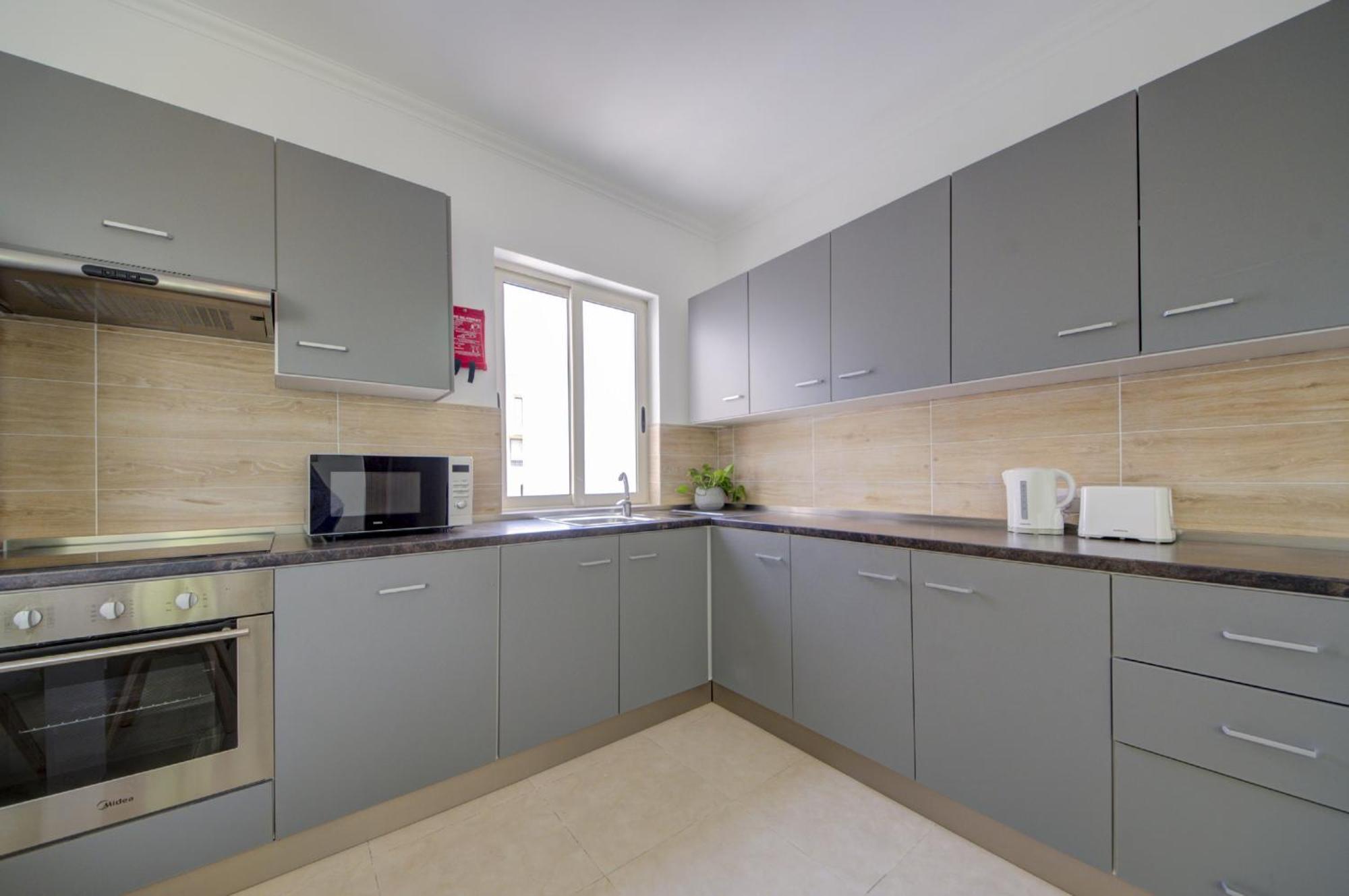 St Julian's Unique 3-bedroom Sleeps 9-10 Apartment