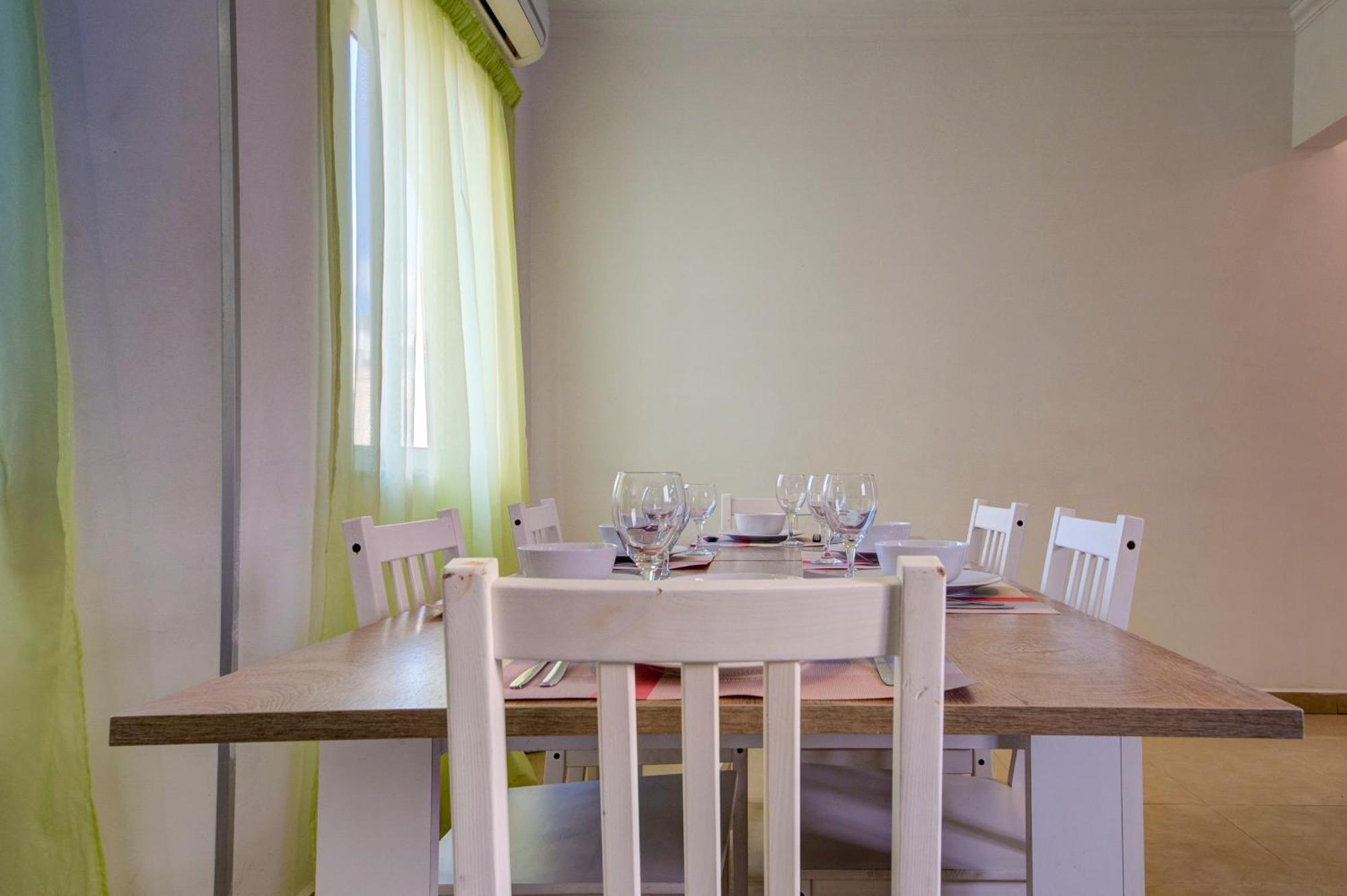 St Julian's Unique 3-bedroom Sleeps 9-10 *